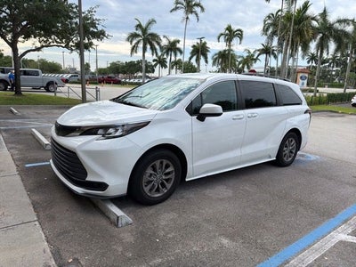 2022 Toyota Sienna LE 8 Passenger