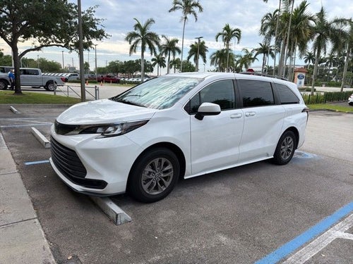2022 Toyota Sienna LE 8 Passenger