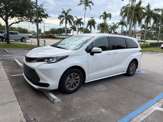2022 Toyota Sienna LE 8 Passenger