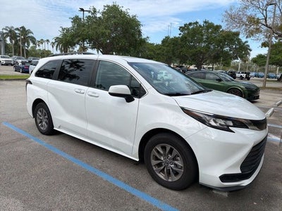2022 Toyota Sienna LE 8 Passenger