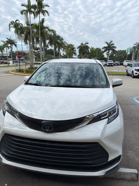 2022 Toyota Sienna LE 8 Passenger